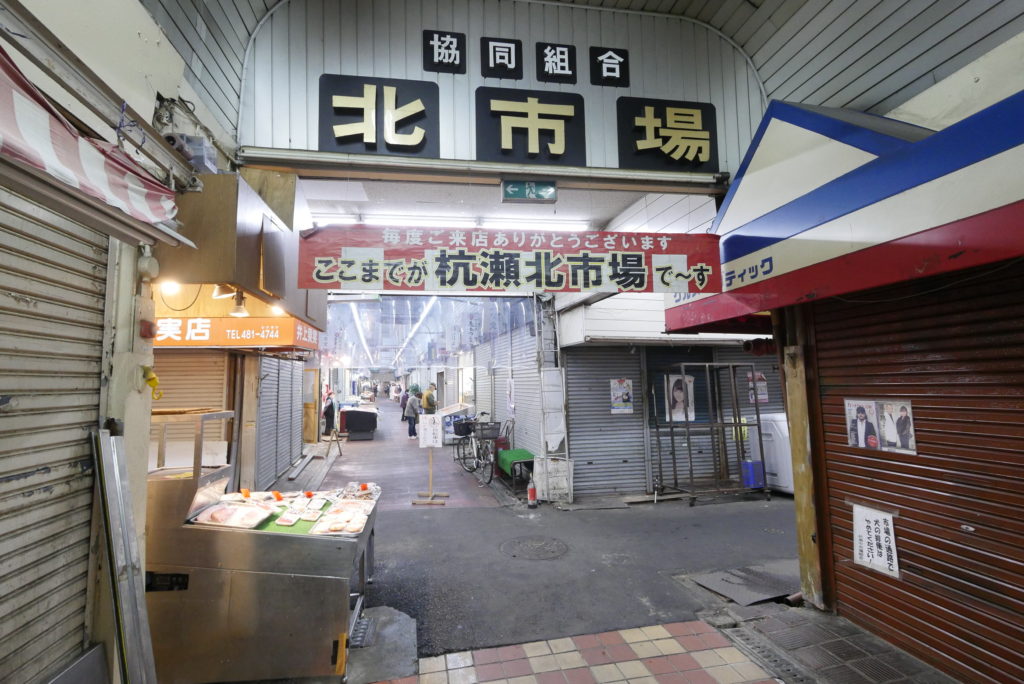岡田鮮魚店は、杭瀬北市場の南口に店舗を構えている